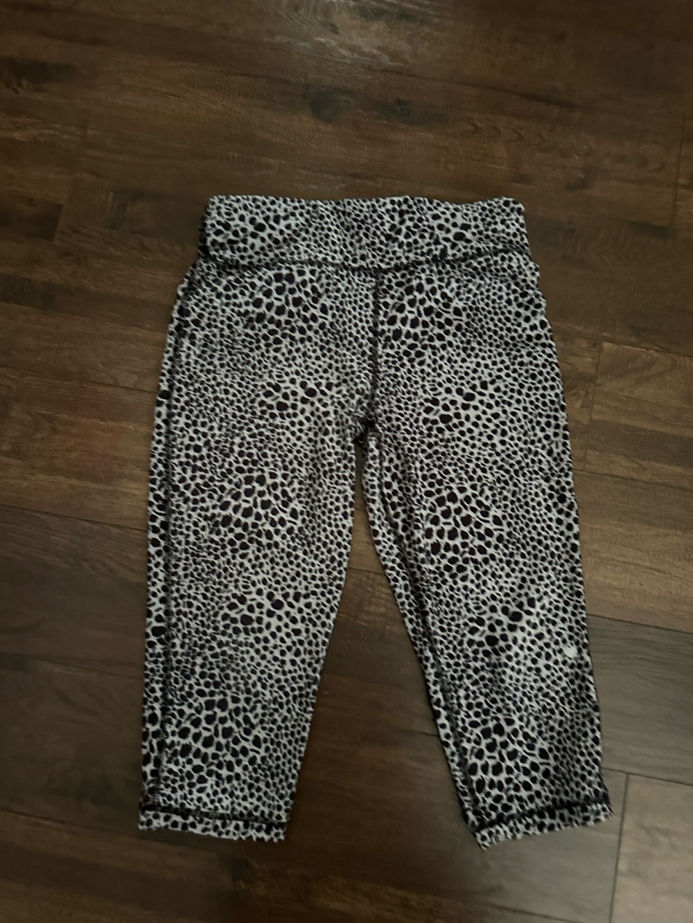 GirlsDanskin Black and White Leopard Capri Leggings